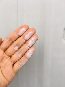 外壁を触って手に白い粉がつく。チョーキング現象といい、塗膜が劣化しているサイン。