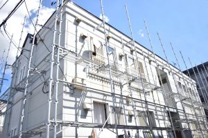 住宅に足場が立っている外観写真。施工実績をイメージさせる