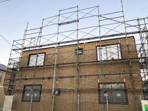 住宅に足場が立っている外観写真。施工実績をイメージさせる