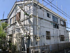 住宅に足場が立っている外観写真。施工実績をイメージさせる
