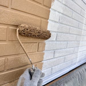 外壁塗装工事の職人の作業風景。大きな工事だからこそ業者比較が重要であることを示す写真