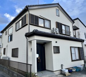 住宅に足場が立っている外観写真。施工実績をイメージさせる