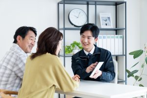 雨漏り修理について無料相談する中高年夫婦