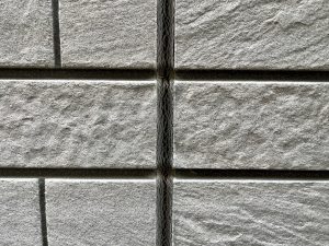 サイディング外壁のコーキング部分がひび割れている写真。