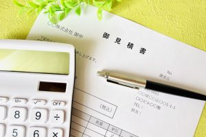 外壁塗装の見積書を手に取り、工事内容や費用を確認している様子
