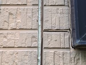 サイディングの目地にあるコーキングがスカスカに劣化し、隙間が空いた状態。施工不良や経年劣化で雨水が侵入しやすい