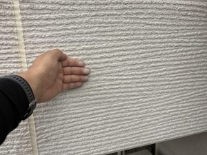 富山市で見られやすい、外壁を指でこすったときに白い粉が付くチョーキングの状態