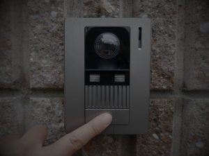 外壁塗装の訪問販売営業をイメージした写真。