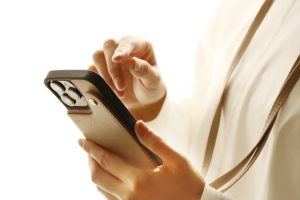 スマホで外壁塗装の口コミを読む人の写真