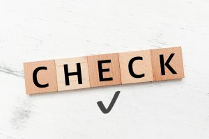 「CHECK」と書かれたチェックリスト風の画像。外壁塗装業者を見分けるためのポイントを確認するイメージ。