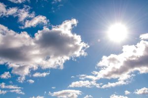 真夏の太陽が照りつける青空の写真。屋根に求められる遮熱性や耐久性をイメージさせる構図