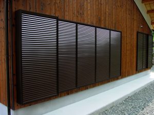 外壁塗装の付帯部である雨戸のルーバー部分の写真。塗装前の状態がわかる外観。