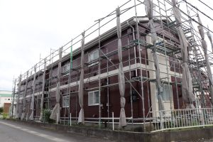 住宅に足場が立っている写真。