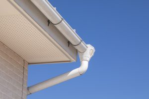 外壁の軒樋と縦樋の写真。雨樋の形状と取り付け位置が分かる外観。