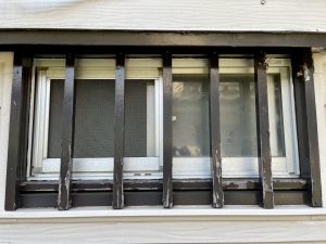 外壁付帯部の木部の写真。木材表面の状態がわかる外観。