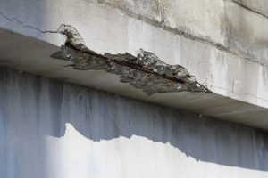 黒部市で見られる、凍害でコンクリート表面が欠けてはがれ落ちた爆裂の状態