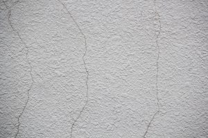 外壁に線状のひび割れ（クラック）が入っている状態