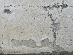 高岡市で見られる、外壁の塗膜がめくれて見える塗膜のはがれの状態