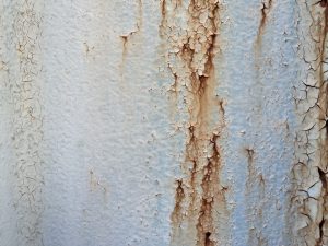 金属部に赤茶色のサビが出ている状態