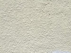 外壁の色が薄く見え、表面のツヤが消えてくすんでいる状態