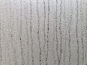 外壁に雨だれによる黒ずみ筋が残っている状態