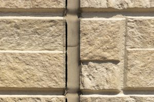 外壁目地のコーキングが切れてすき間ができた断裂の例