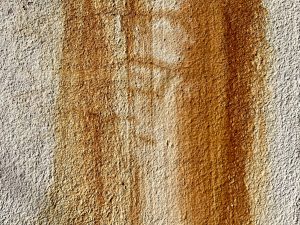 金属部のサビ汁が垂れて外壁に赤茶色の筋汚れが付いている状態