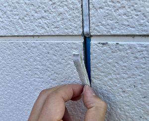 目地のコーキングが硬くなり、弾力がなくなっている状態