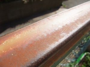 手すりや水切りなどの金属部に赤茶色のサビが出ている状態