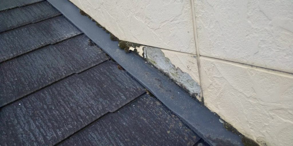 凍害で外壁が割れて欠け、表面がはがれている状態（爆裂の例）