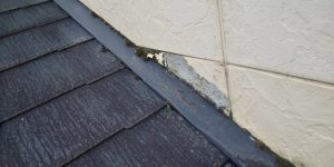 凍害で外壁が割れて欠け、表面がはがれている状態(爆裂の例)