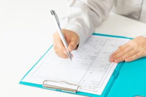 雨漏り修理後に保証制度を説明する専門スタッフ