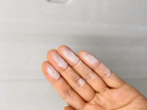 外壁を触って手に白い粉がつく。チョーキング現象といい、塗膜が劣化しているサイン。